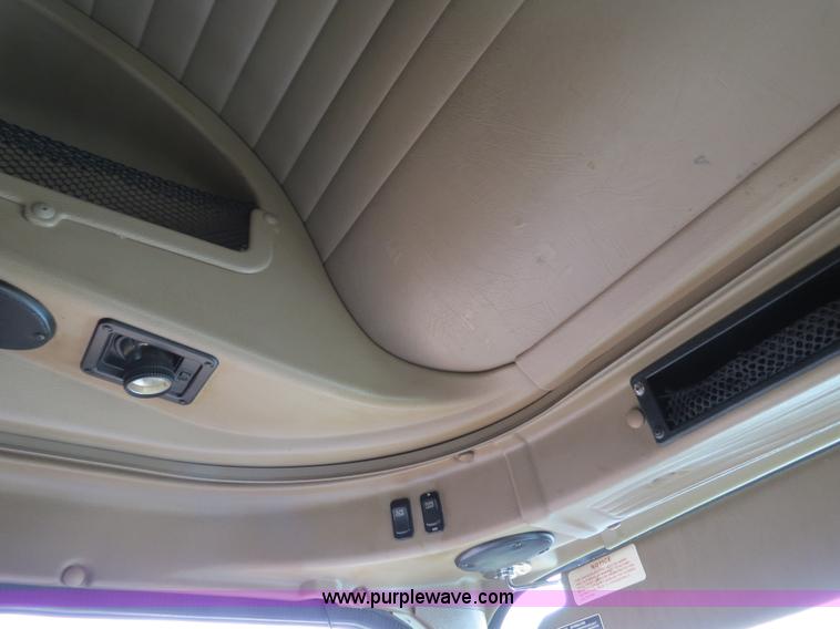 image for item B4566 2007 International 9400i semi truck