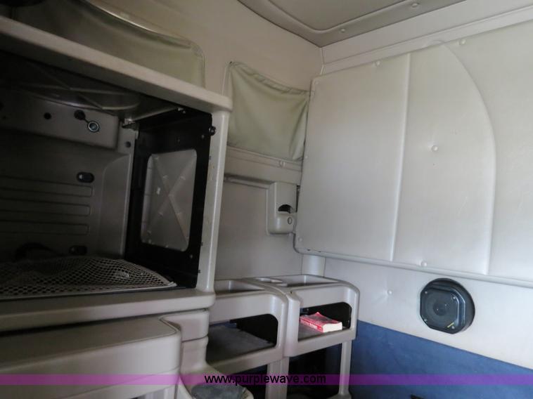 image for item B4566 2007 International 9400i semi truck