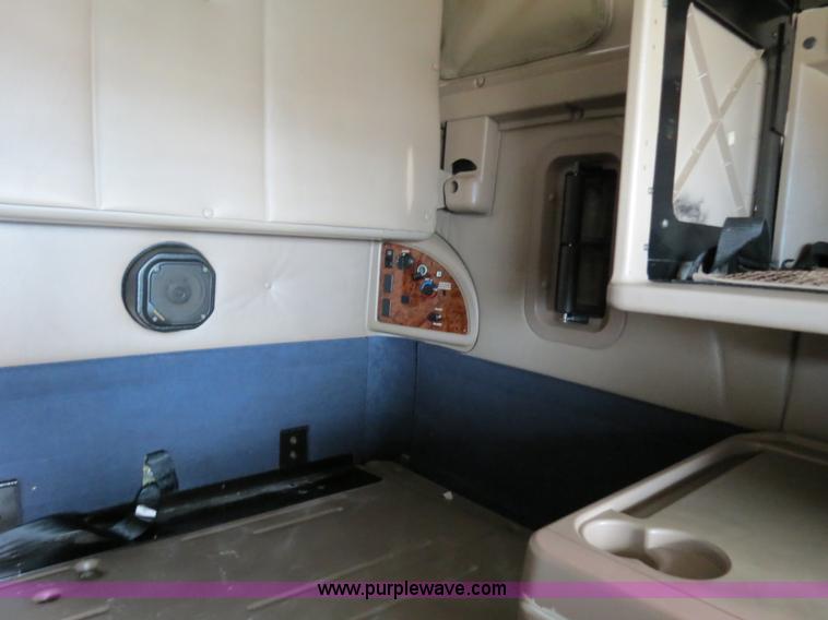 image for item B4566 2007 International 9400i semi truck