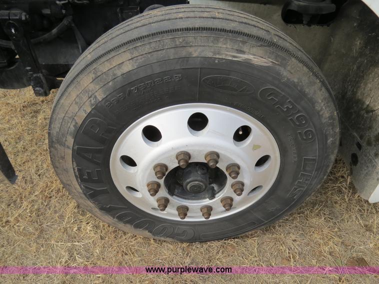 image for item B4566 2007 International 9400i semi truck