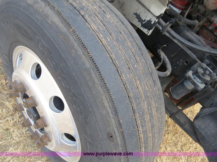 image for item B4566 2007 International 9400i semi truck