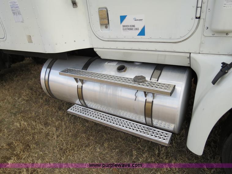 image for item B4566 2007 International 9400i semi truck