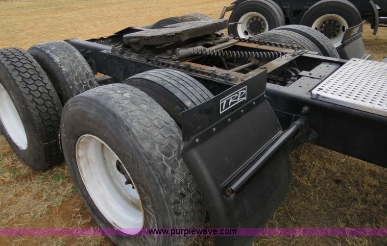 image for item B4566 2007 International 9400i semi truck