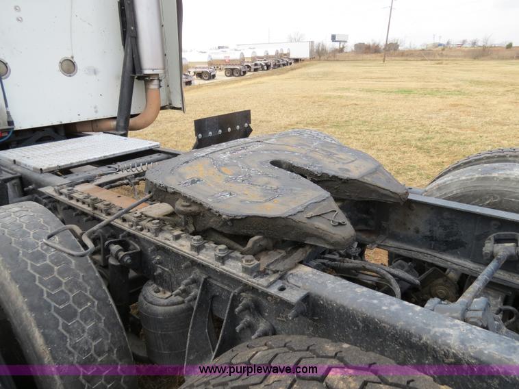 image for item B4566 2007 International 9400i semi truck