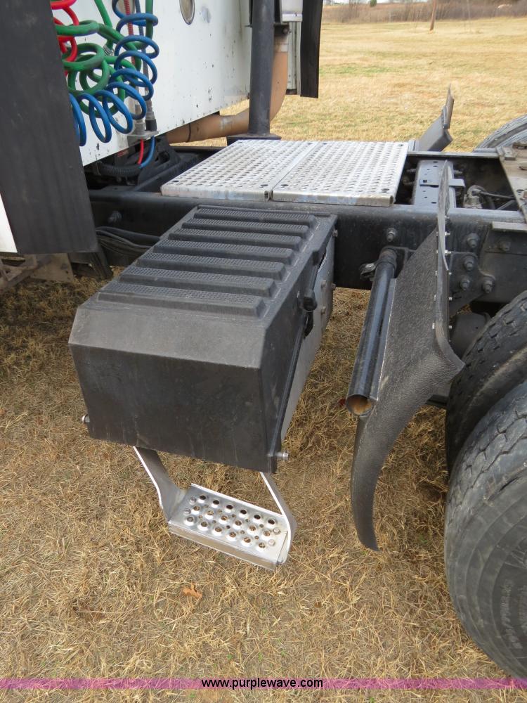 image for item B4566 2007 International 9400i semi truck