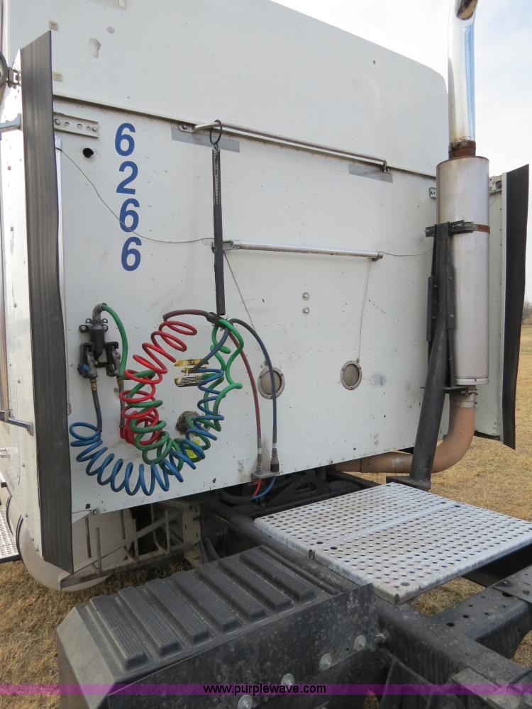 image for item B4566 2007 International 9400i semi truck