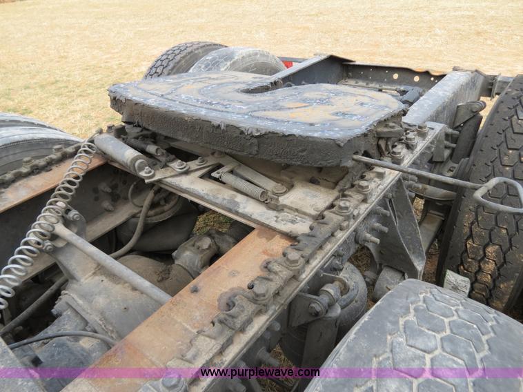 image for item B4566 2007 International 9400i semi truck