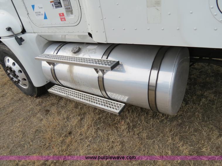 image for item B4566 2007 International 9400i semi truck