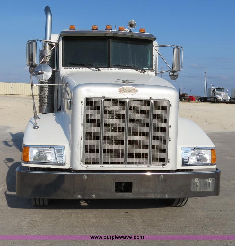 image for item B4596 2000 Peterbilt 377 semi truck