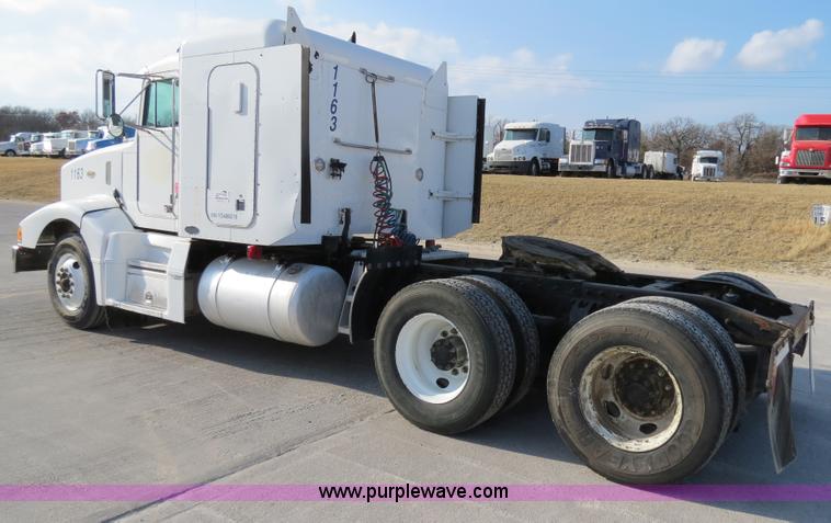 image for item B4596 2000 Peterbilt 377 semi truck