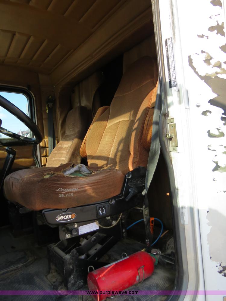 image for item B4596 2000 Peterbilt 377 semi truck