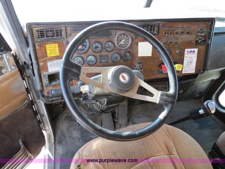 image for item B4596 2000 Peterbilt 377 semi truck