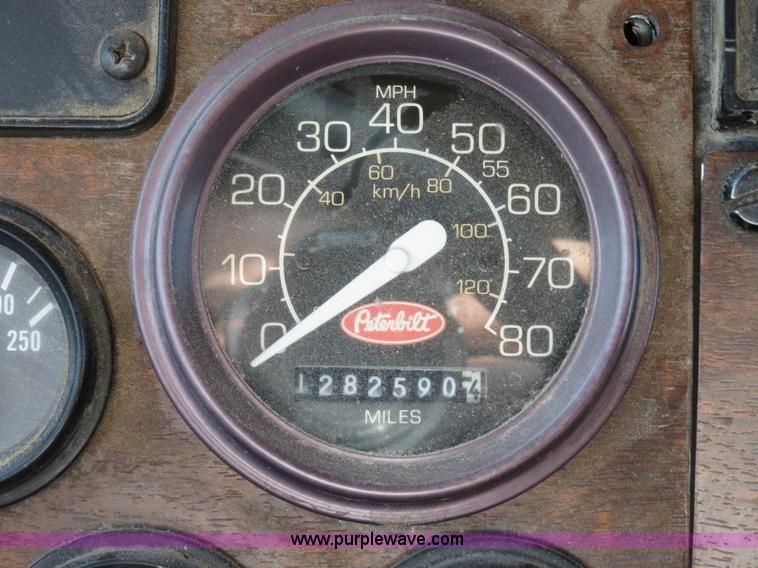 image for item B4596 2000 Peterbilt 377 semi truck