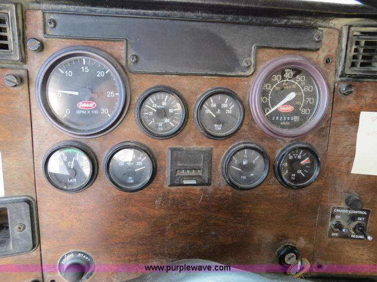 image for item B4596 2000 Peterbilt 377 semi truck