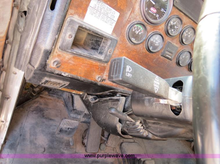 image for item B4596 2000 Peterbilt 377 semi truck