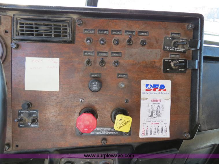 image for item B4596 2000 Peterbilt 377 semi truck