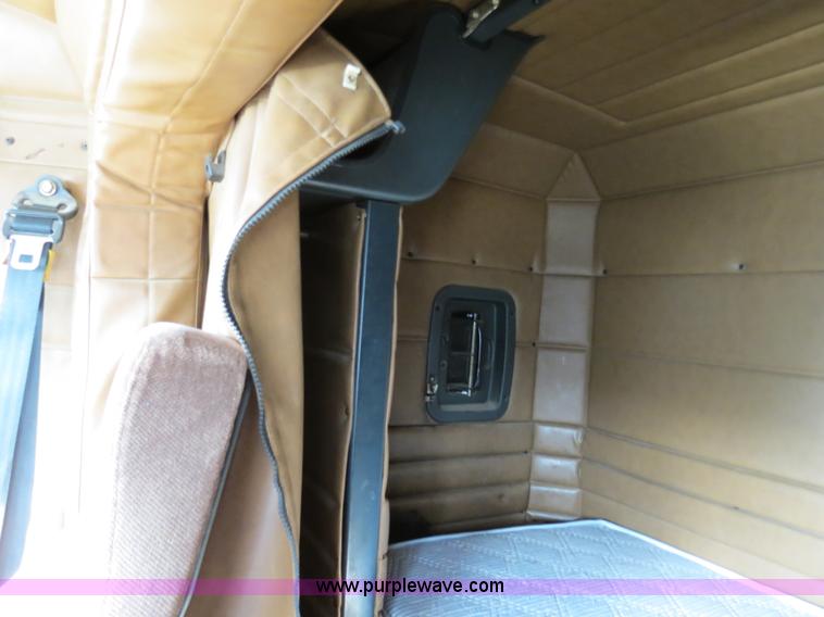 image for item B4596 2000 Peterbilt 377 semi truck