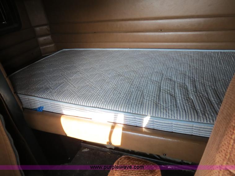 image for item B4596 2000 Peterbilt 377 semi truck