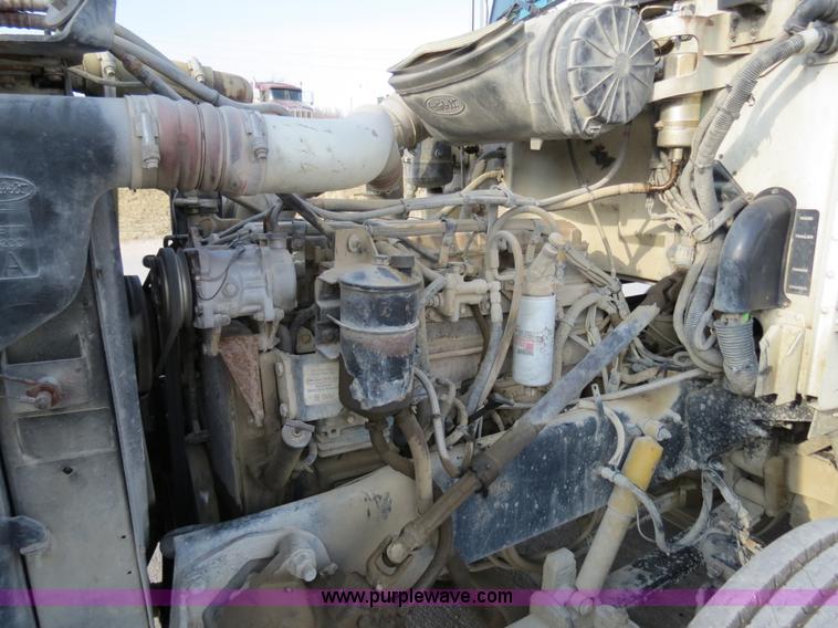 image for item B4596 2000 Peterbilt 377 semi truck