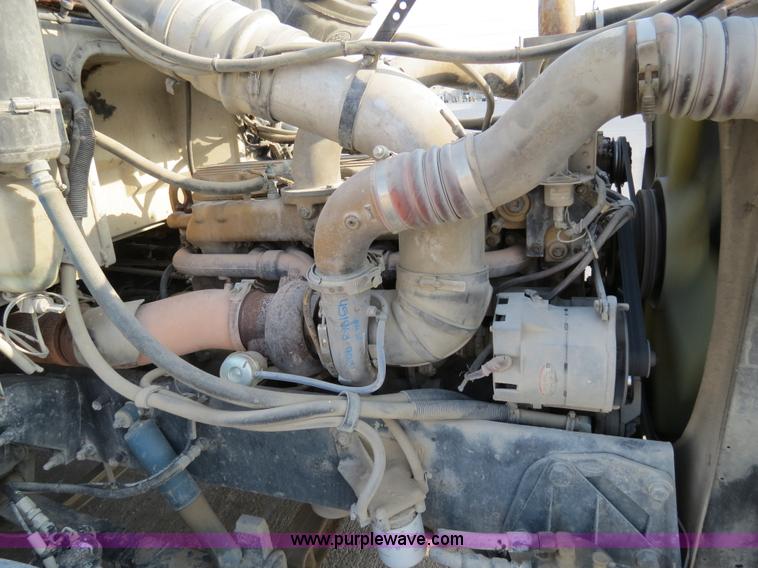 image for item B4596 2000 Peterbilt 377 semi truck