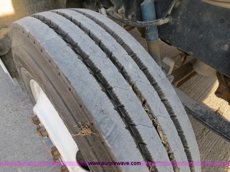 image for item B4596 2000 Peterbilt 377 semi truck