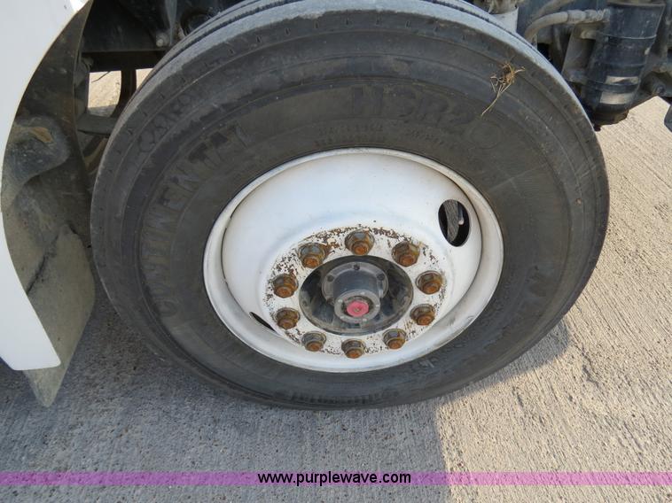 image for item B4596 2000 Peterbilt 377 semi truck