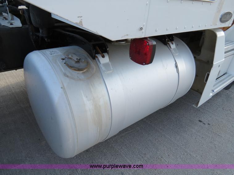 image for item B4596 2000 Peterbilt 377 semi truck