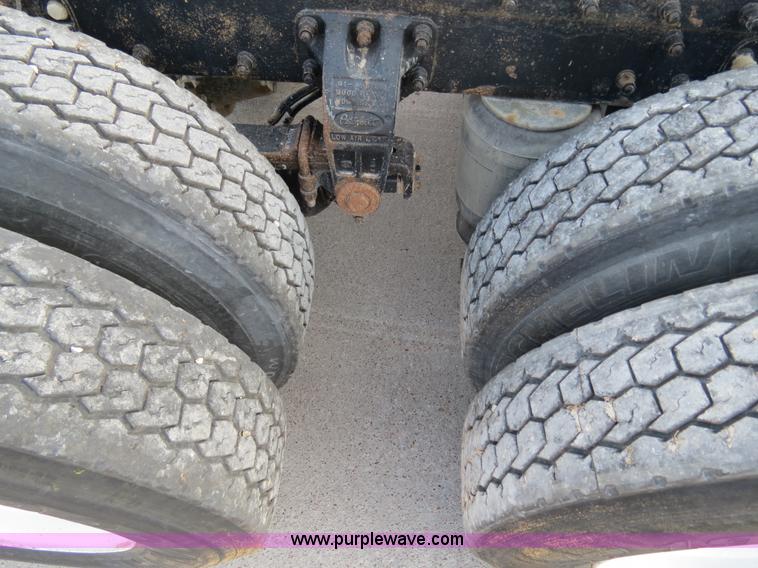 image for item B4596 2000 Peterbilt 377 semi truck