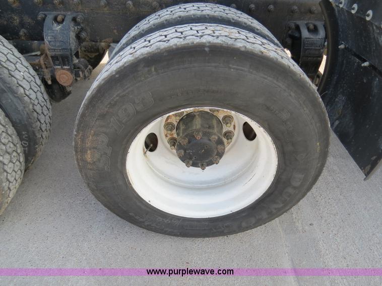 image for item B4596 2000 Peterbilt 377 semi truck