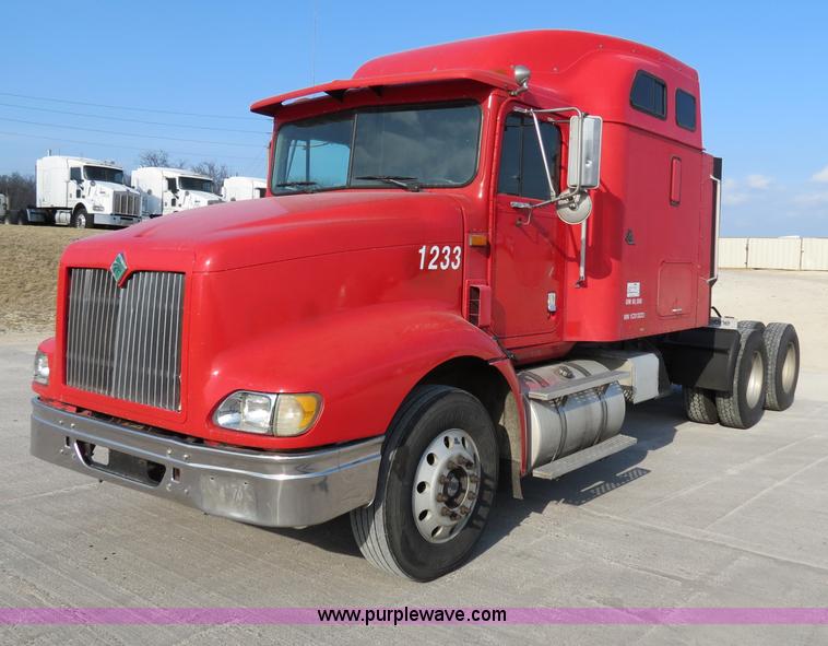 image for item B4597 2001 International 9200i semi truck