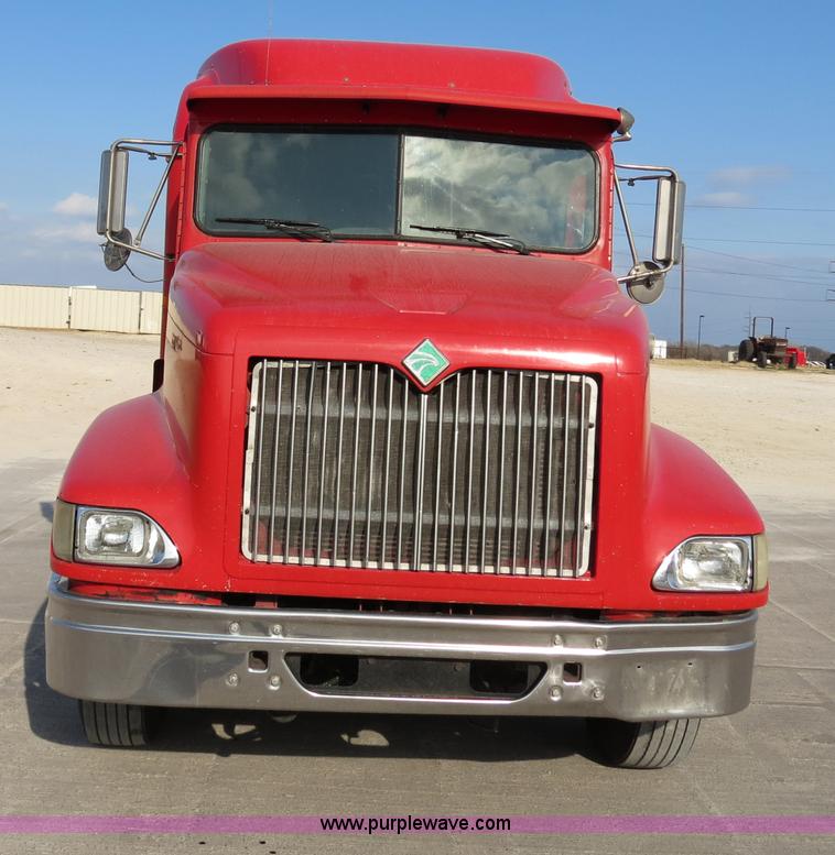 image for item B4597 2001 International 9200i semi truck