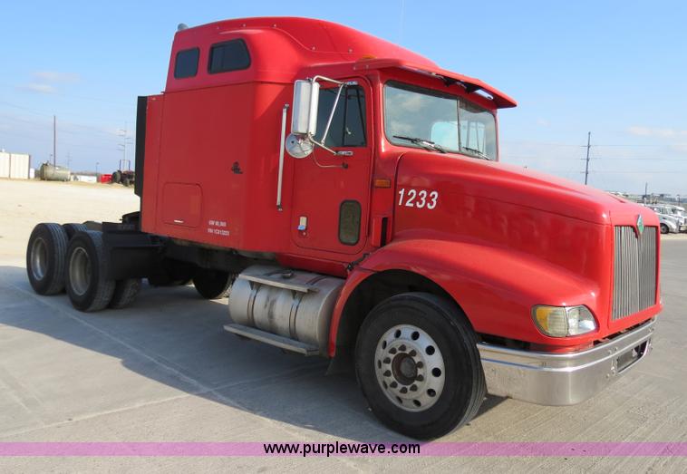 image for item B4597 2001 International 9200i semi truck