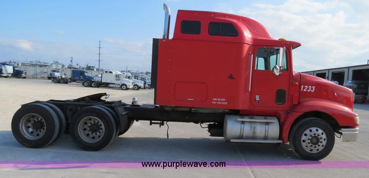 image for item B4597 2001 International 9200i semi truck