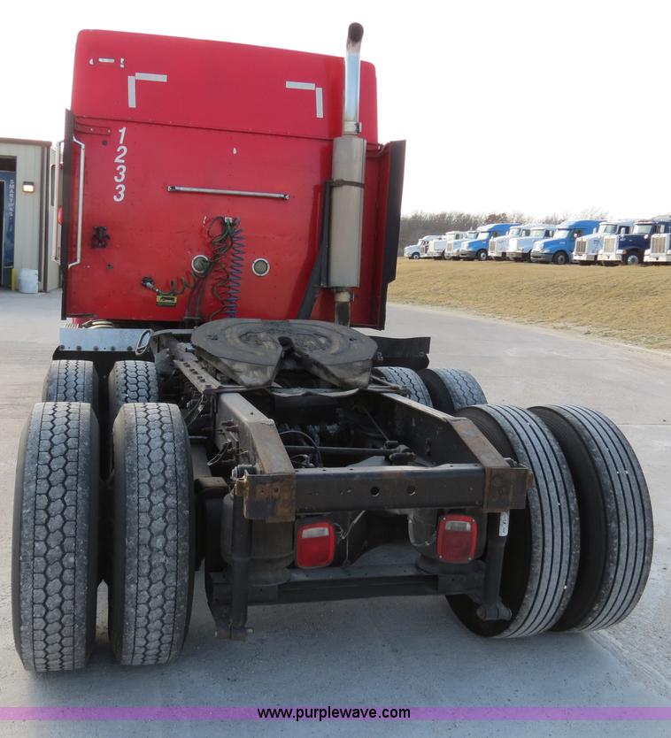 image for item B4597 2001 International 9200i semi truck