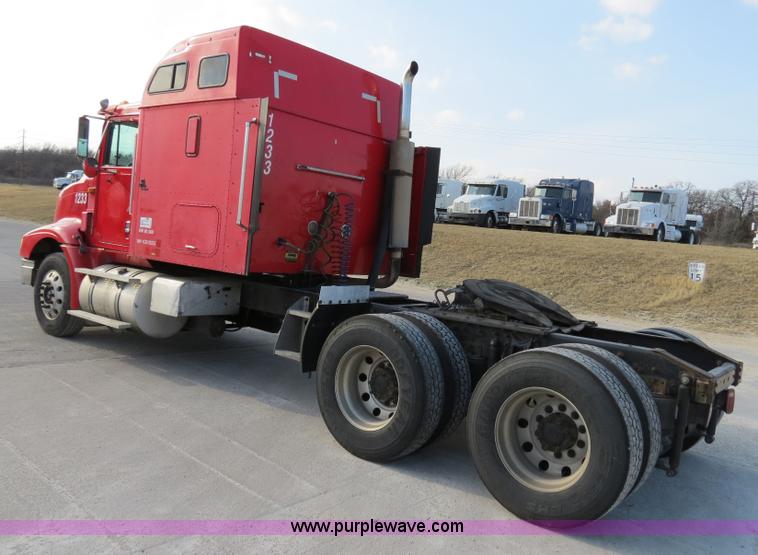 image for item B4597 2001 International 9200i semi truck
