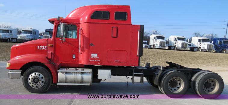 image for item B4597 2001 International 9200i semi truck