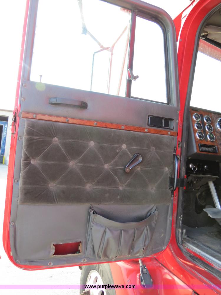 image for item B4597 2001 International 9200i semi truck