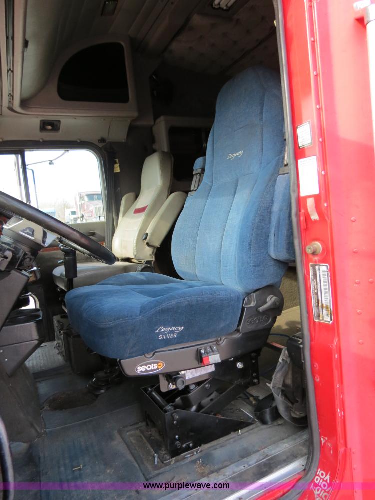 image for item B4597 2001 International 9200i semi truck