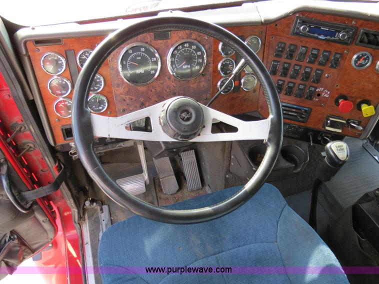 image for item B4597 2001 International 9200i semi truck