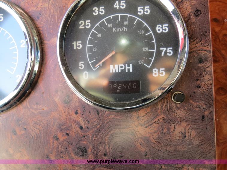 image for item B4597 2001 International 9200i semi truck