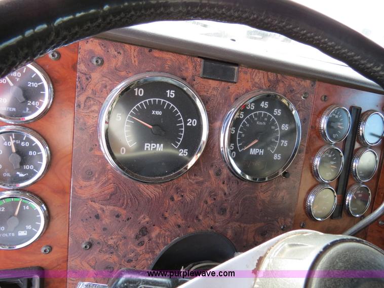 image for item B4597 2001 International 9200i semi truck