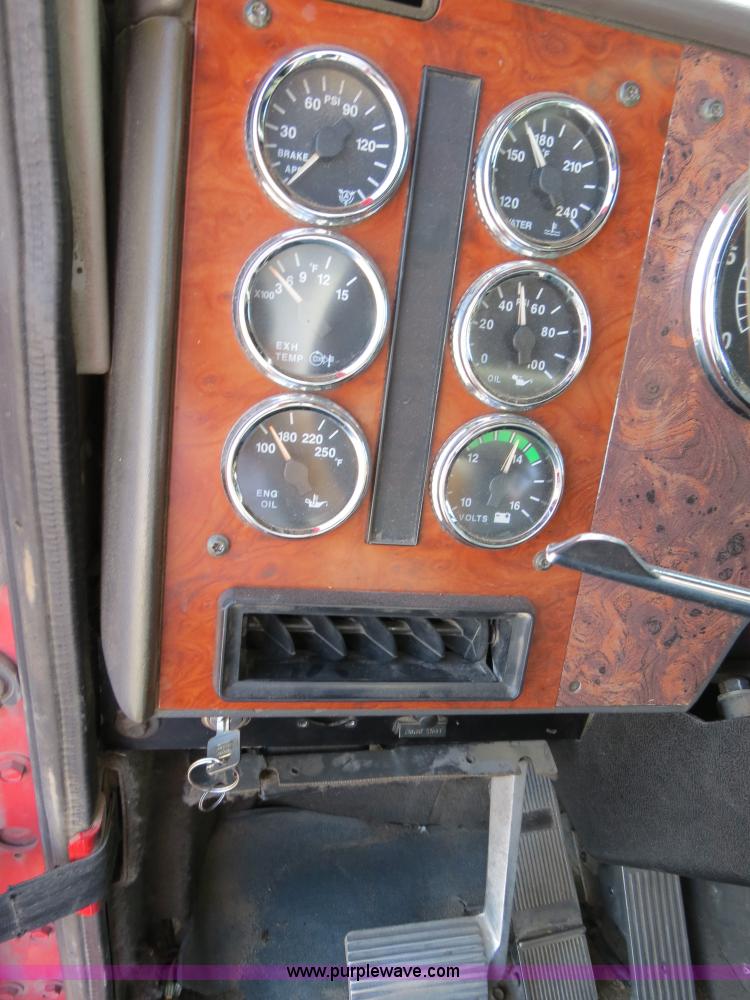 image for item B4597 2001 International 9200i semi truck