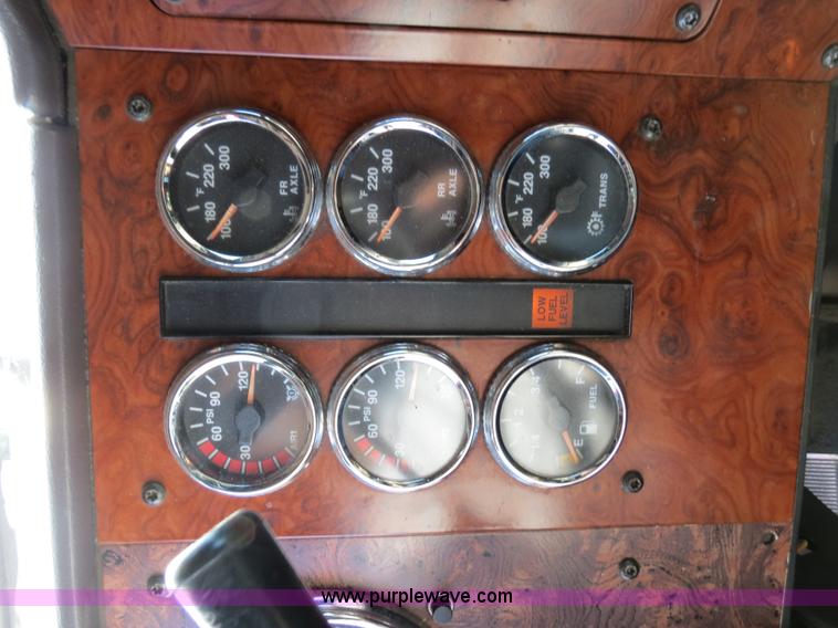 image for item B4597 2001 International 9200i semi truck