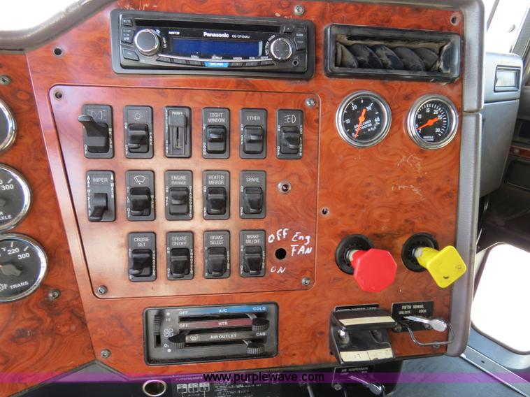 image for item B4597 2001 International 9200i semi truck