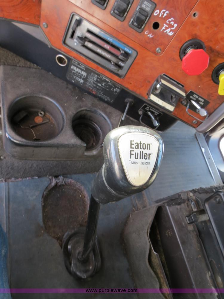 image for item B4597 2001 International 9200i semi truck