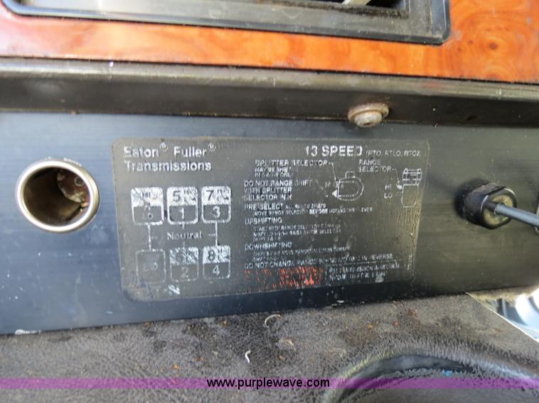 image for item B4597 2001 International 9200i semi truck