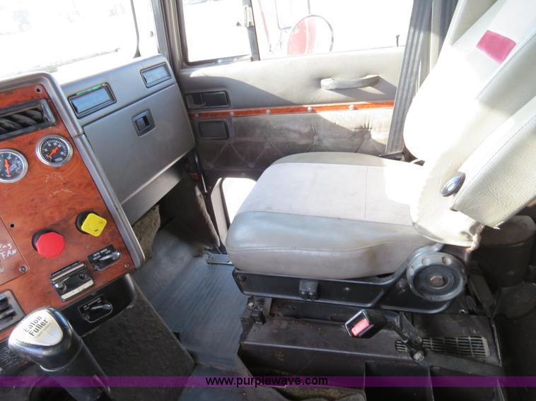 image for item B4597 2001 International 9200i semi truck