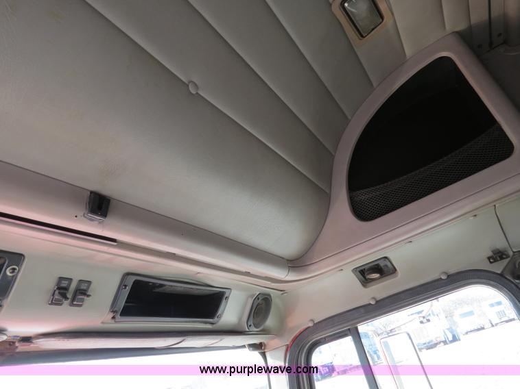 image for item B4597 2001 International 9200i semi truck