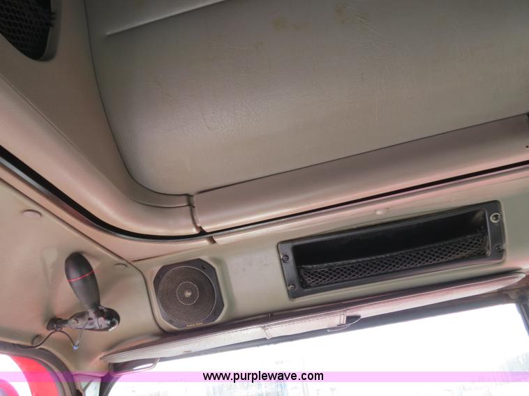 image for item B4597 2001 International 9200i semi truck