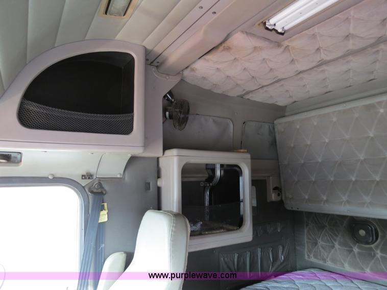 image for item B4597 2001 International 9200i semi truck